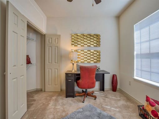 bedroom with a closet, carpet, ceiling fan, and window with blinds