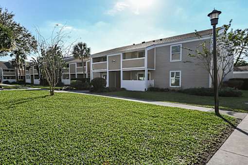 apartment buildings at Woodlake Villas in Conway Orlando Florida