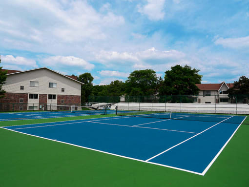 tennis court at Castle Pointe Apartments