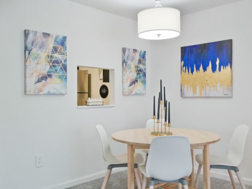 dining room table at Centerville park apartments