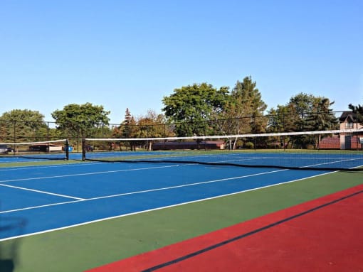 tennis court at Fox Hills Glens apartments