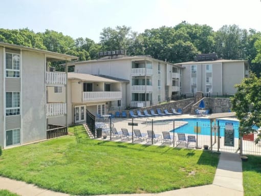 Kansas City MO apartments with two swimming pools