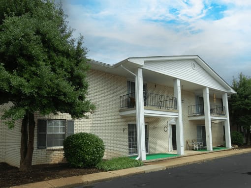 Exterior of 1 and 2 bedroom apartments in evansville