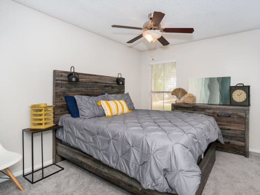 bedroom with overhead fan/light