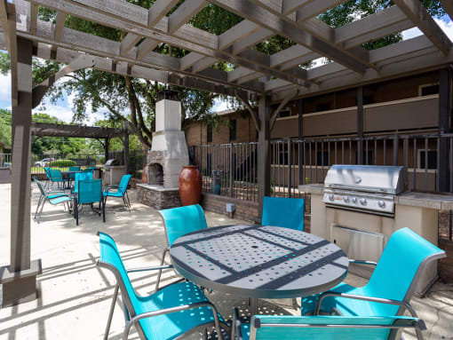 lounge area with grilling at acadian point apartments in Lafayatte, LA