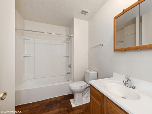 bathroom with tub
