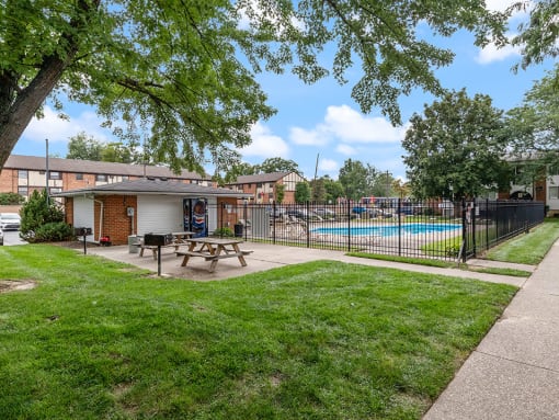 our apartments have a pool and a yard with a picnic table