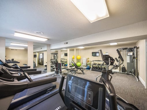well-equipped gym at bavarian woods apartments