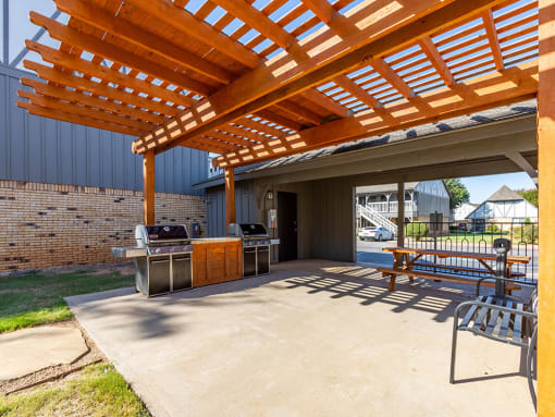 grilling and picnic area at camelot apratments