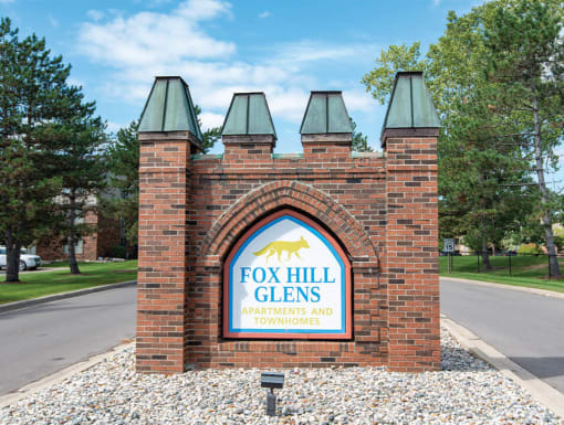 Welcome Sign to Fox Hill Glens Apartments in Grand Blanc MI