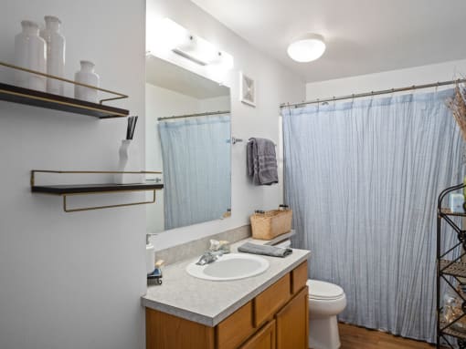 full bathroom in apartment at mountaineer village