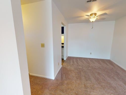 dining area at Northlake Apartments