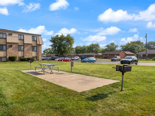 a picnic table in front of an apartment building