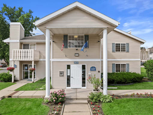 the front of a sun valley apartments with pillars and balconies