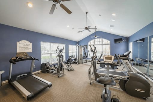 the gym at the landing at pullman apartments in pullman