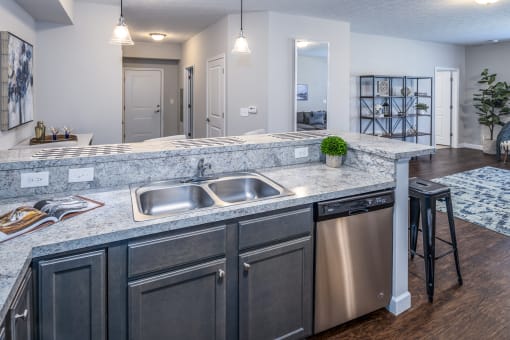 Arbors at Turnberry pet friendly apartments and townhomes Pickerington, Ohio large kitchen, wood style flooring, stainless steel appliances, cabinet space, dishwasher