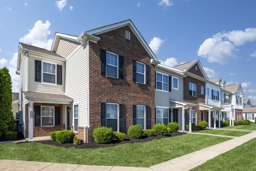 Arbors at Turnberry pet friendly apartments and townhomes Pickerington, Ohio lush landscape, updated exterior, attached garages