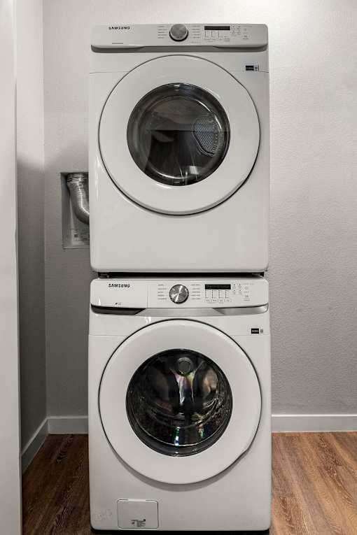 A white Samsung washing machine and dryer stacked on top of each other.