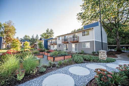 Kent Apartments - Driftwood Apartments - Exteriors and Gardens