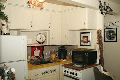 Englewood Apartments – Kitchen - Appliances Included - 24 Hour Emergency Maintenance - Ask for a Tour - Pet Friendly