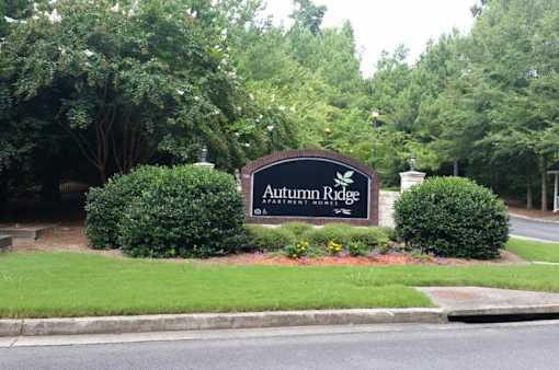 a sign for the alumni ridge on the side of a street