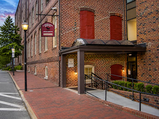 A brick building with a sign that says "The Pineapple Inn".