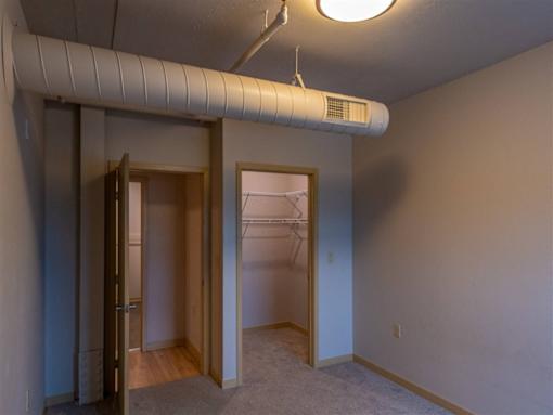 A room with a white ceiling and a white air conditioning unit.