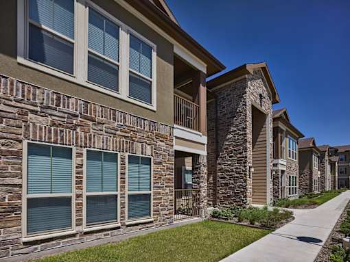 A row of houses with stone and brick exteriors.