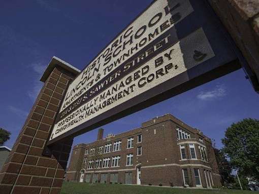 A sign in front of a building that says "Historic Lincoln School".