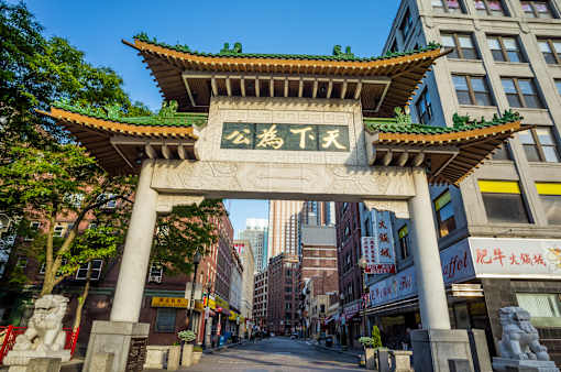 A Chinese archway with the word Chinatown written on it.