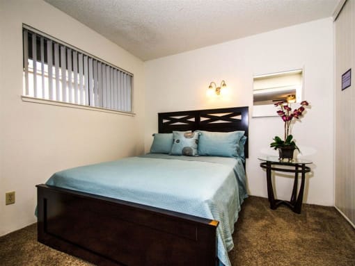 Spacious Bedroom With Comfortable Bed at Pine View Village Apartments, Flagstaff, 86001