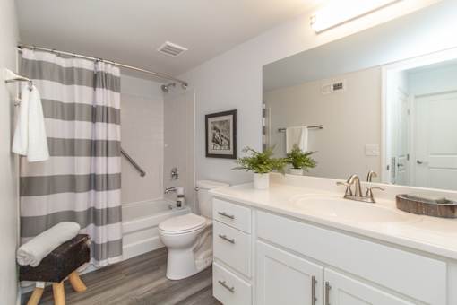 Bathroom With Bathtub at Ivy Hills Living Spaces, Cincinnati, Ohio