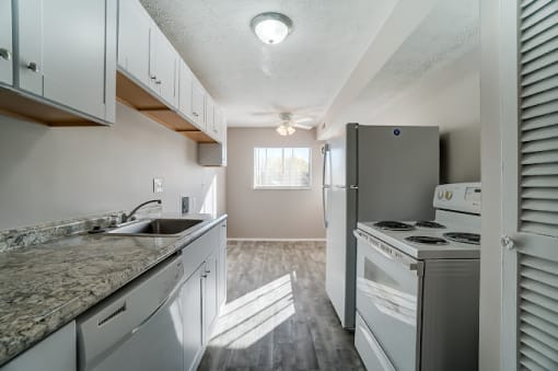 Modern Kitchen at Finneytown Apartments and Townhomes, Cincinnati, 45231