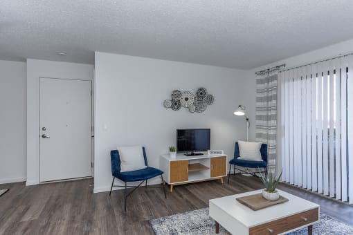 Living Room at Deerfield Crossing Apartments, Lebanon, 45036