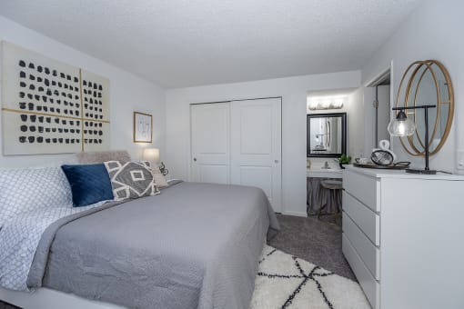 Spacious Bedroom With Comfortable Bed at Deerfield Crossing Apartments, Lebanon