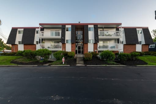Elegant Exterior View Of Property at Finneytown Apartments and Townhomes, Cincinnati, 45231