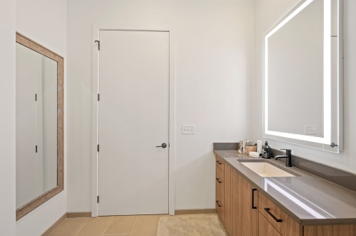Bathroom with a sink and a mirror at Four23/Hoge, Ohio
