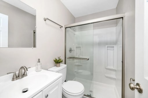 Luxurious Bathroom at Finneytown Apartments and Townhomes, Cincinnati, OH, 45231