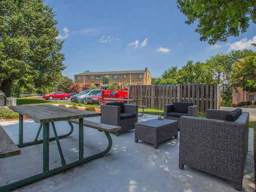 Outdoor picnic area at Woodlee Terrace Apartments, Woodbridge, VA