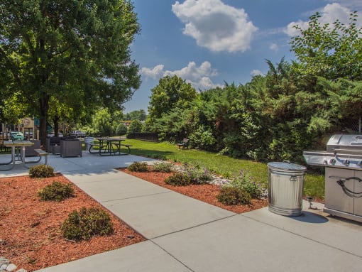 BBQ and eating area outdoor at Woodlee Terrace Apartments, Woodbridge, 22192