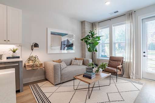 Living room with modern furniture and area rug at The Yancey Apartments, North Carolina, 28217