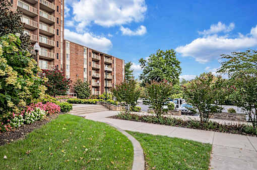 Green Sprawling Lawn Area at Columbia Pointe, Columbia