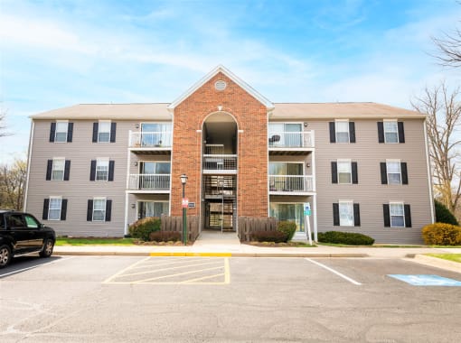 exterior view at the whispering winds apartments in pearland, tx