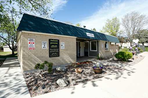 A small building with a sign that says Oxford Police on it.