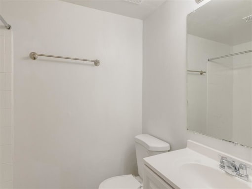 Large Soaking Tub In Bathroom at The Hub at 934 Apartments, Atlanta, 30349