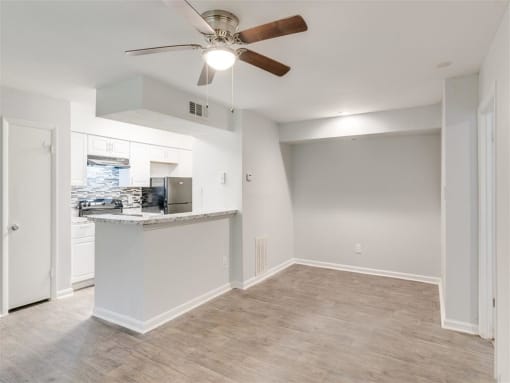 Unfurnished Living Area at The Hub at 934 Apartments, Georgia, 30349