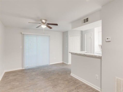 Trendy Master Carpeted at The Hub at 934 Apartments, Atlanta