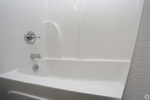 Spacious tub and shower Highborne apartments Augusta, GA