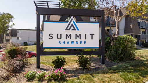 a sign that says summit shawe