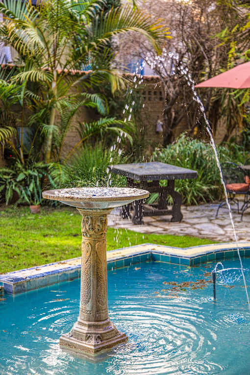 A fountain in the middle of a pool.